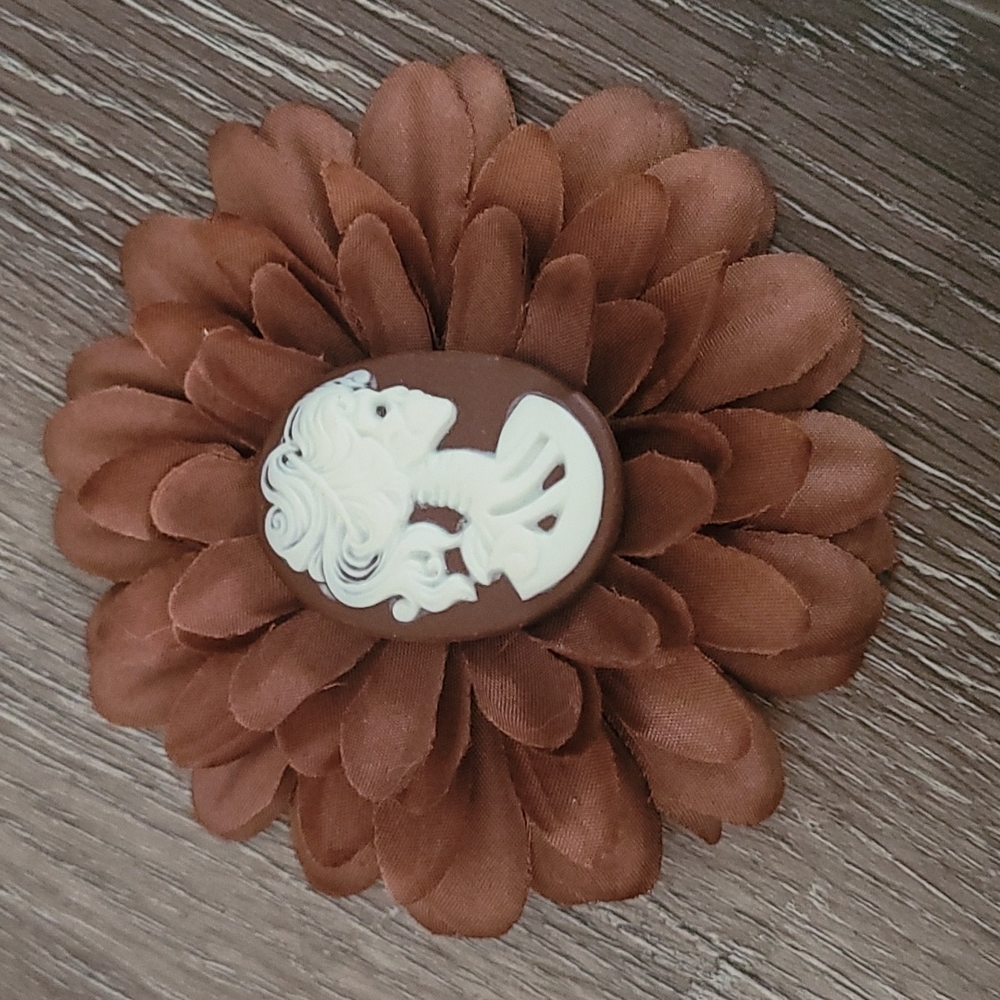 Brown flower hair clip skeleton lady